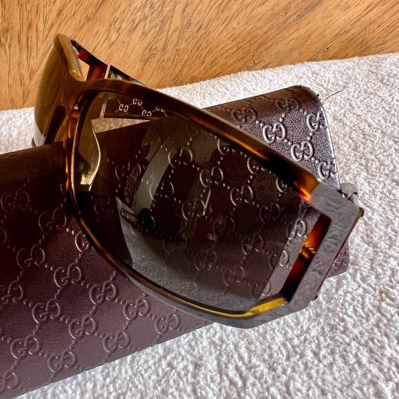 GUCCI
Tortoise Shell Frame GG Sunglasses - 2998 - Picture 11 of 14